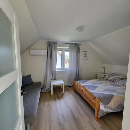 Feriehus Dom Caloroczny Trzyakacje *